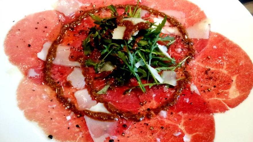 Carpaccio de buey con picadillo de olivada