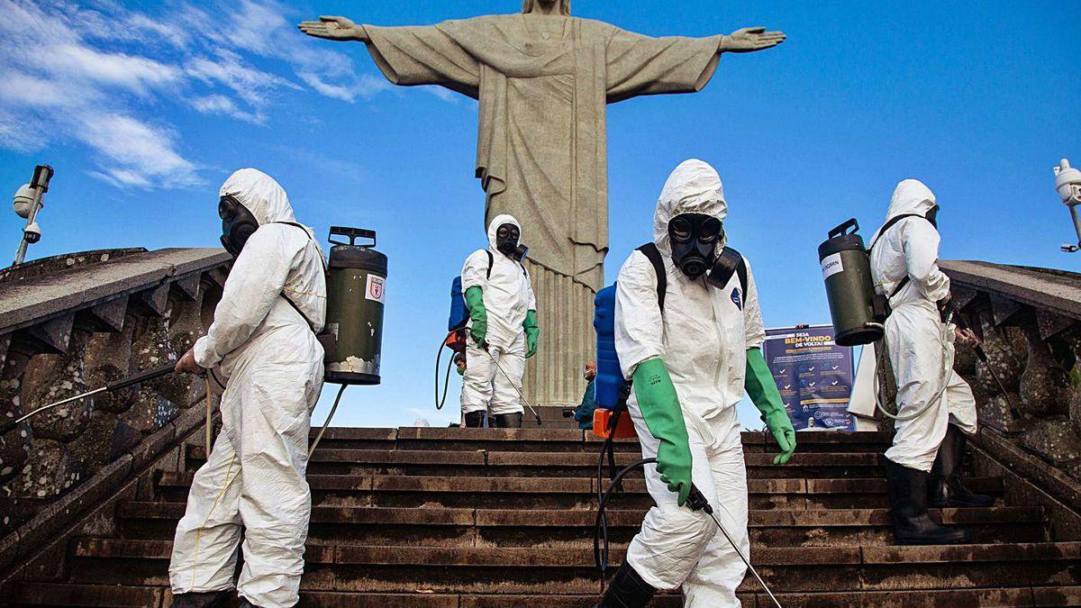 brasil reabre. El Ejército limpia las escaleras de acceso al Cristo del Corcovado, la imagen más icónica de Río de Janeiro, a la que desde ayer pueden volver a acceder los turistas.