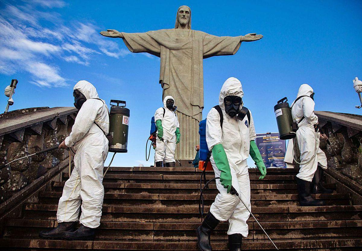 brasil reabre. El Ejército limpia las escaleras de acceso al Cristo del Corcovado, la imagen más icónica de Río de Janeiro, a la que desde ayer pueden volver a acceder los turistas.
