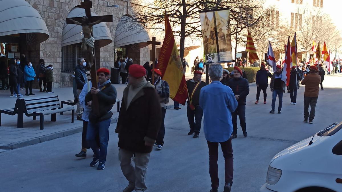 Un grup de carlistes protesta a Montserrat per la retirada del monument dedicat al Terç de Requetès