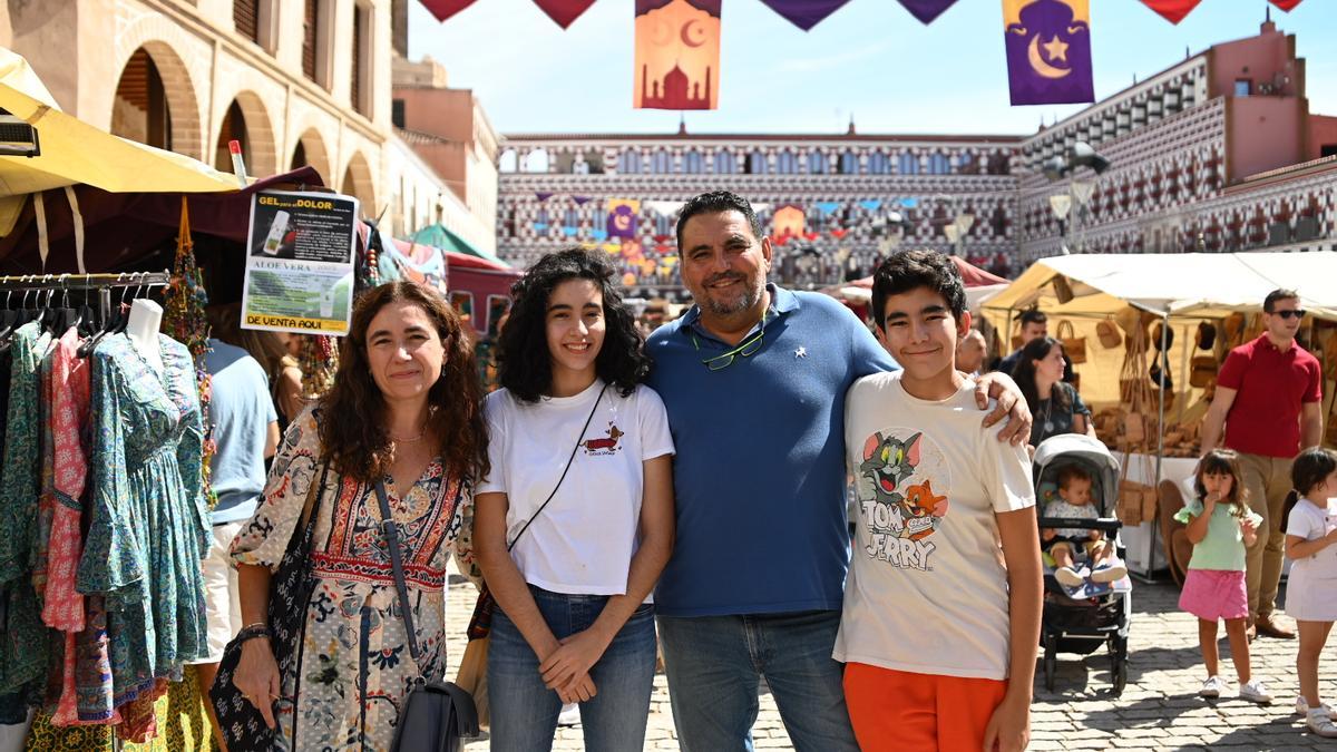 Carlos y su familia, en la plaza Alta.