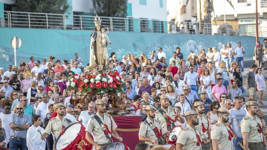 Isas y folías a la Virgen del Carmen en la procesión marinera de Puerto del Rosario