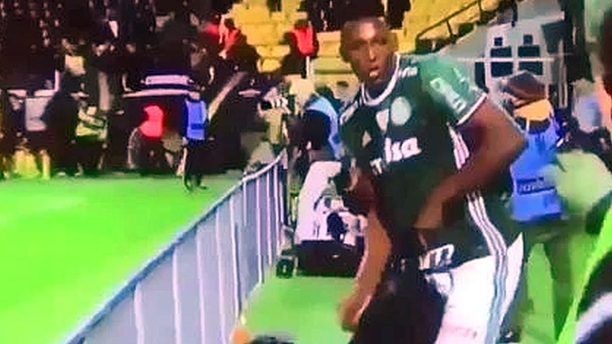 Yerry Mina se lleva la bolsa de un reportero tras una tangana entre jugadores.