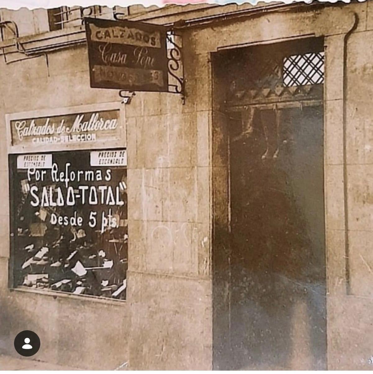 Así era la zapatería en el número 45 de la rúa Travesa de Betanzos en los años 30.