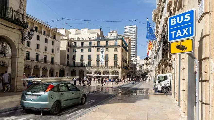 Multas por incumplir el cierre de la plaza del Ayuntamiento de Alicante