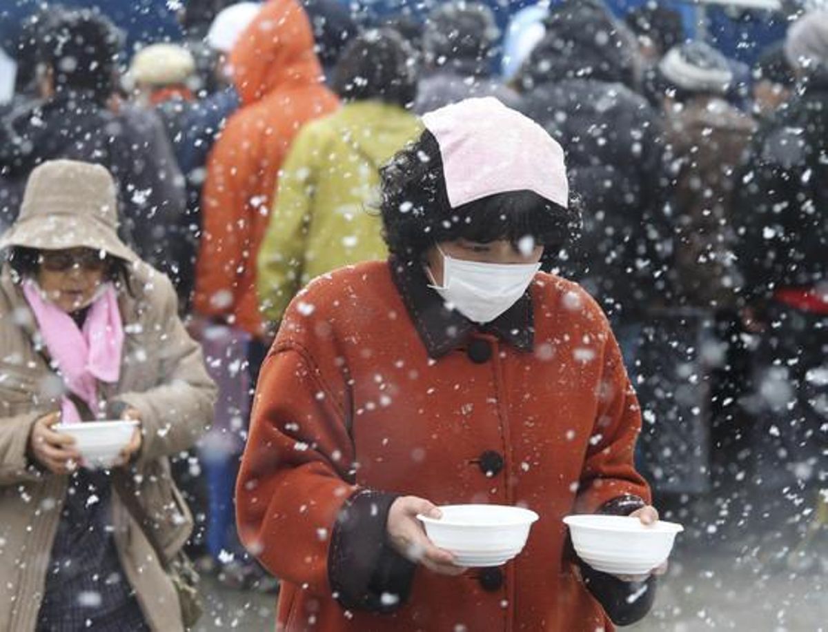 Un dels evacuats pel tsunami sosté un plat amb sopa calenta en un dels refugis instal·lats a Minamisanriku, al nord del país.