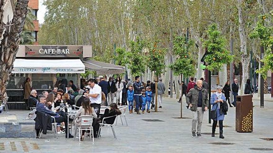 Zona de terrazas provisionales en la avenida Alfonso X El Sabio de Murcia.