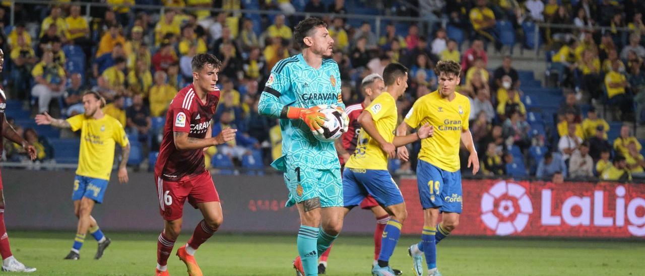 Cristian, de nuevo providencial, sujeta el balón antes de sacar.