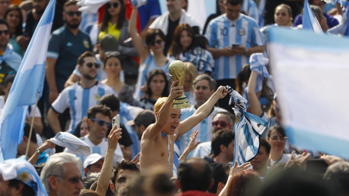 Aficionados de Argentina celebran el título del Mundial de Qatar 2022