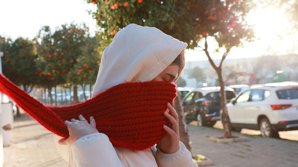 Una persona se abriga para protegerse del frío.