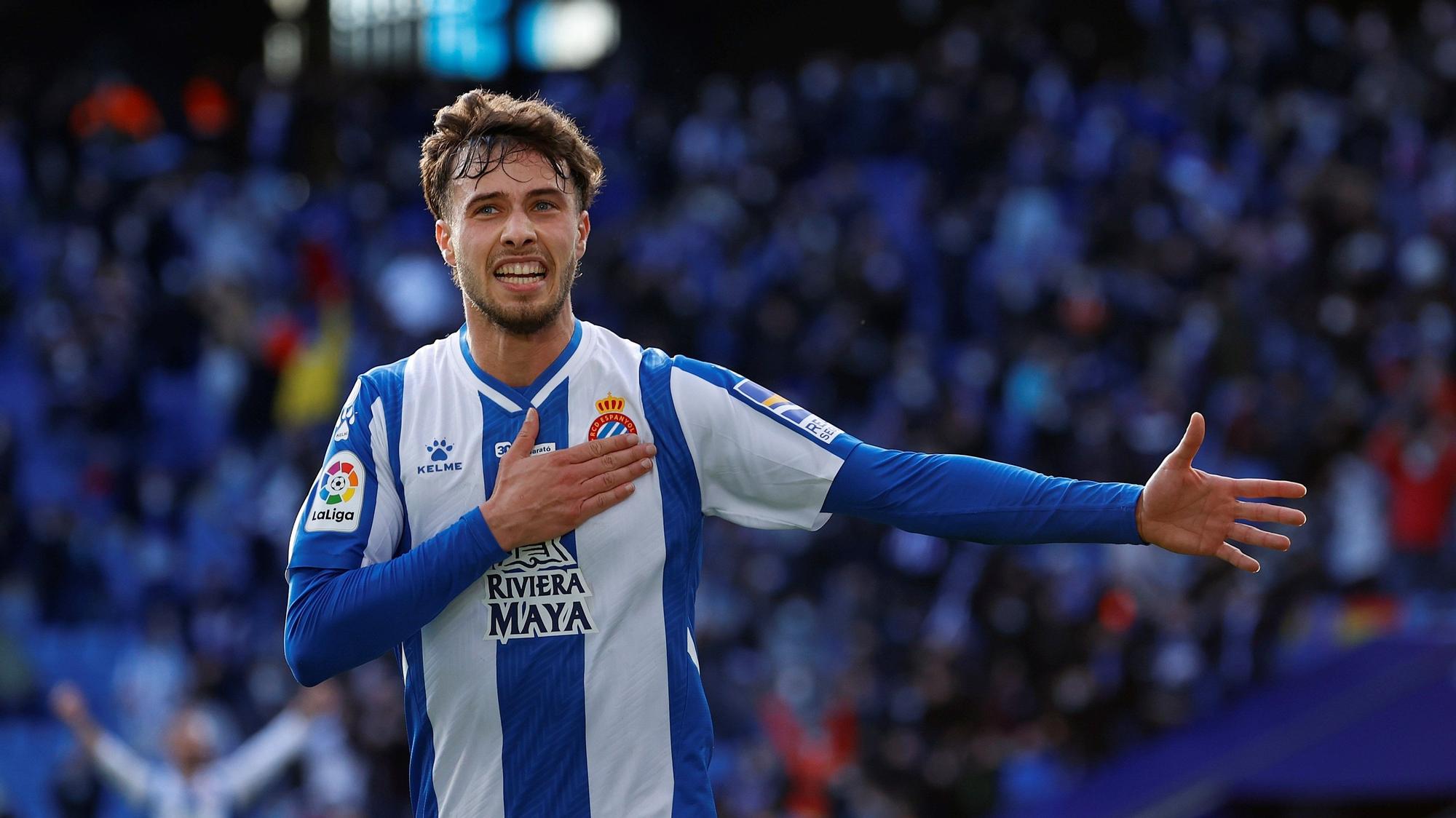 Puado celebra uno de sus dos goles al Levante