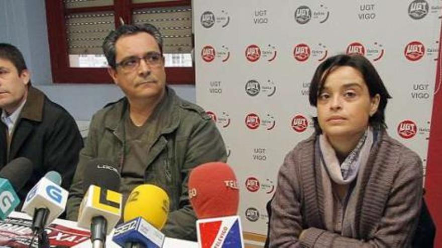 Amelia Pérez -CC OO-, Carlos Rivas -uno de los condenados-, Santiago Rodríguez -UGT-, Sonia Méndez -mujer de Serafín Rodríguez- y Serafín Otero -CIG-, durante su comparecencia ayer lunes.  // Jorge Santomé