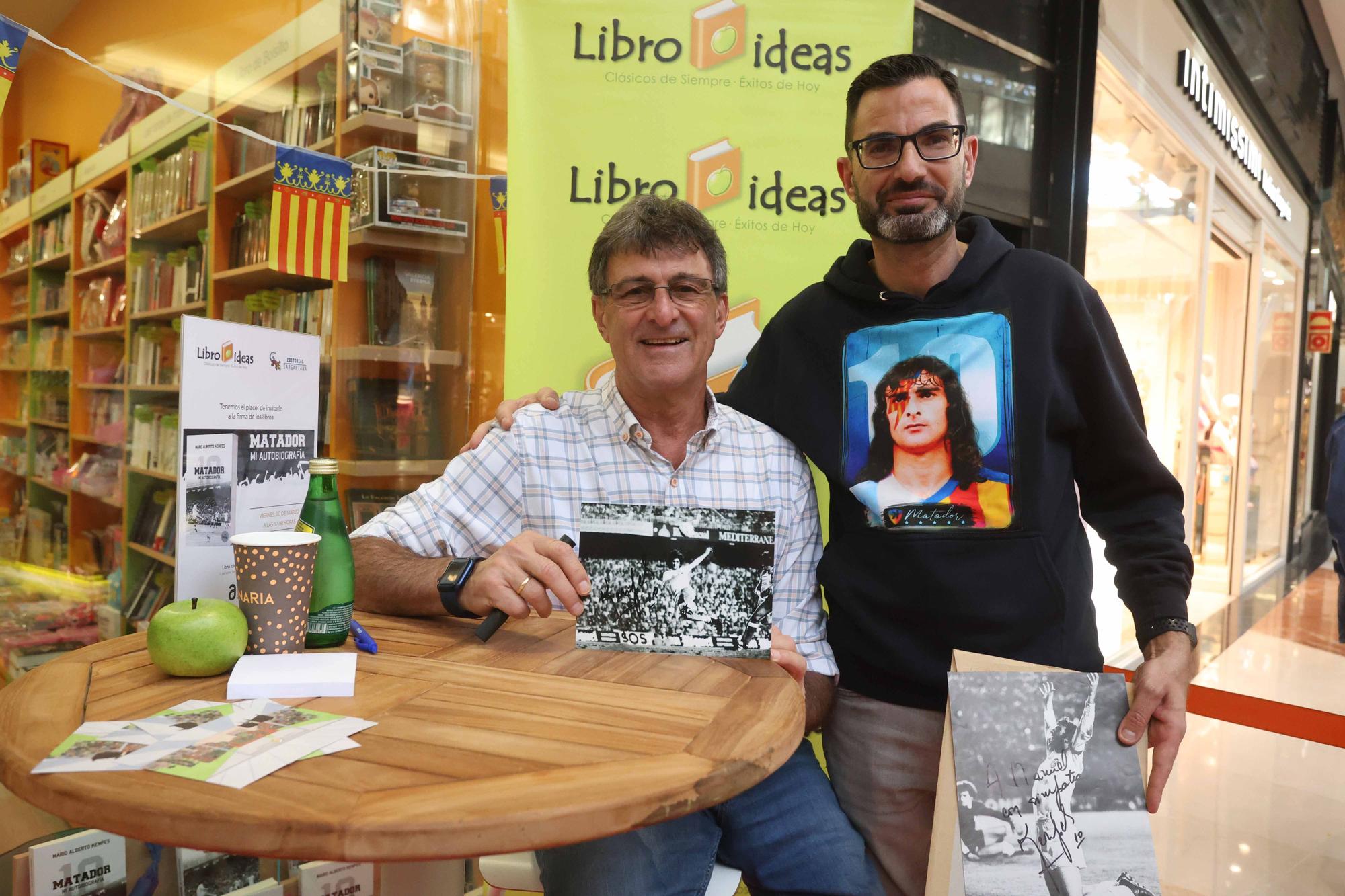 La firma de libros de Kempes en Valencia