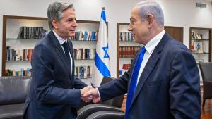 El secretario de Estado de EEUU, Antony Blinken, saluda al primer ministro israelí, Binyamín Netanyahu, este martes durante la reunión que han mantenido en Tel Aviv.