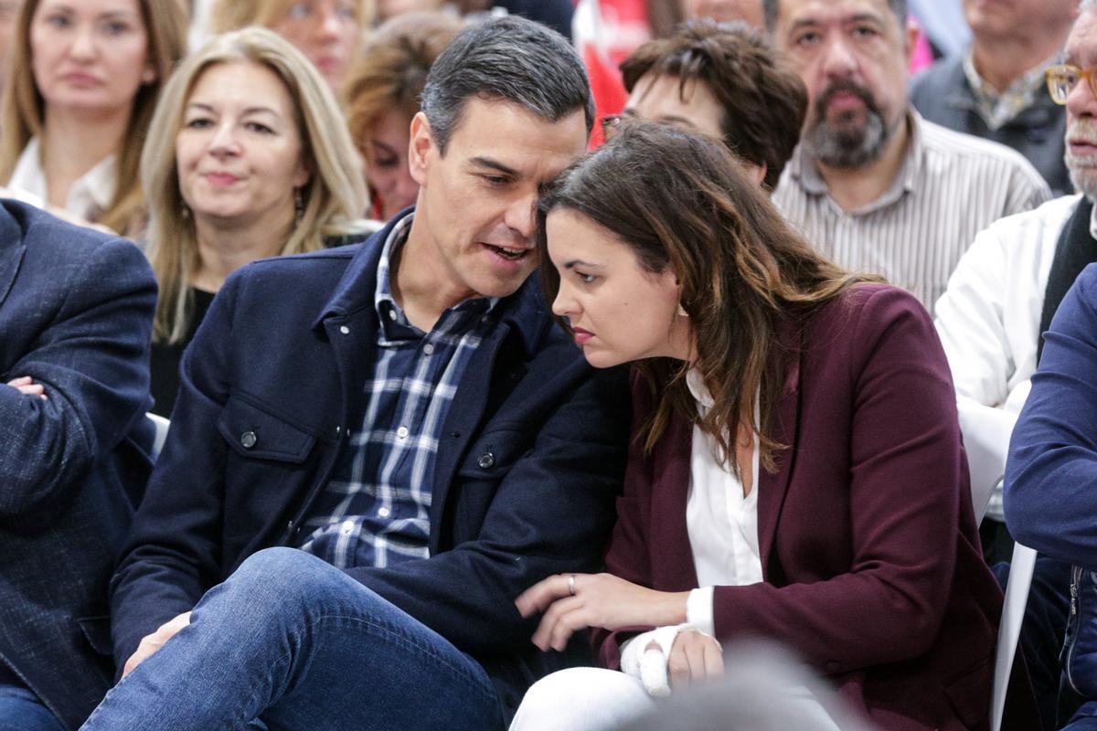 Pedro Sánchez habla con Sandra Gómez en un acto