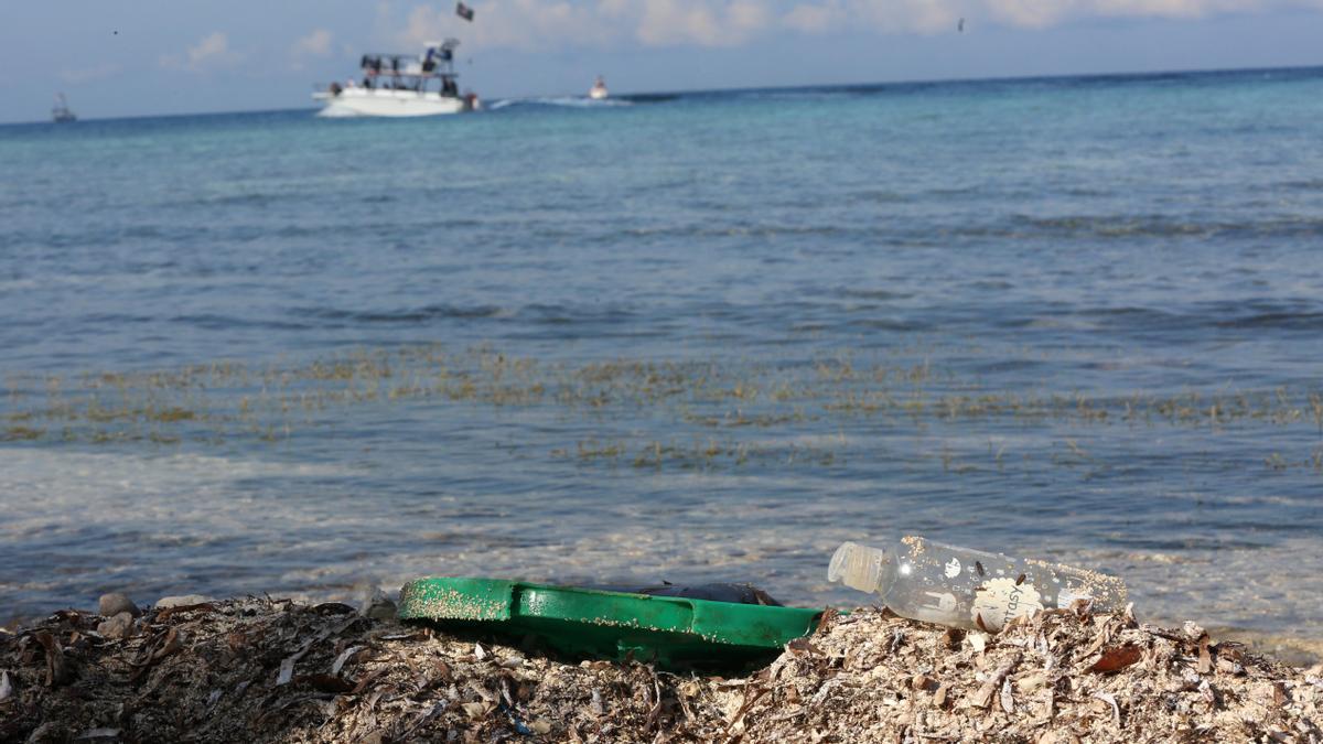 La flota española ve su pesca amenazada por las eólicas, el clima y la basura.