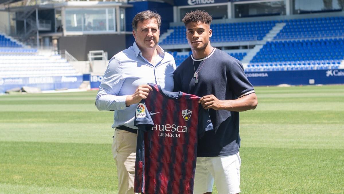 Kevin Carlos posando tras su renovación hasta 2025 con la SD Huesca