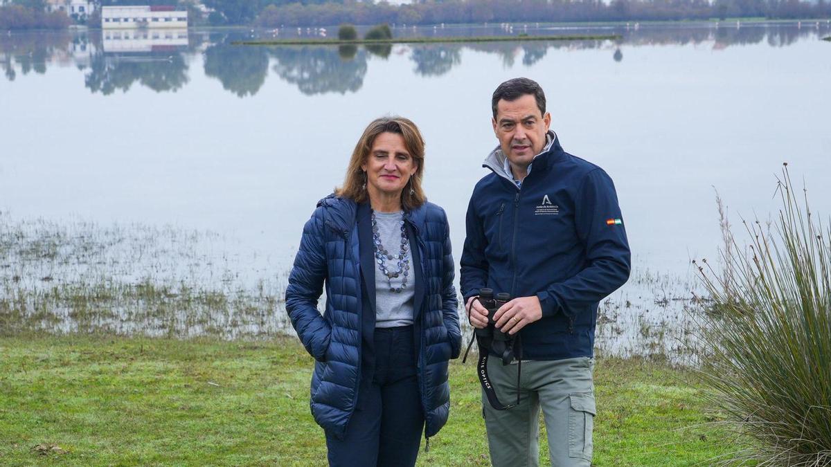 Teresa Ribera y Juanma Moreno en Doñana.