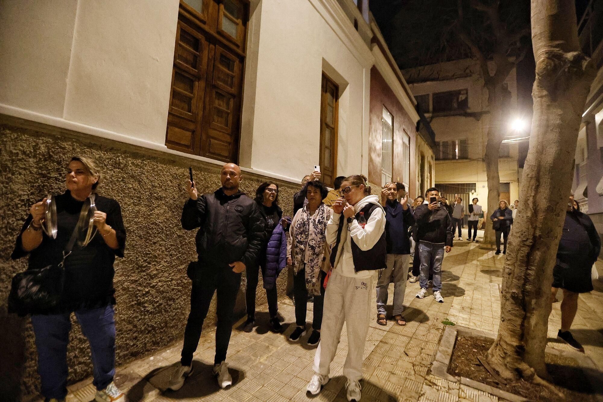 Cacerolada de los vecinos de El Toscal contra la inseguridad y la ocupación de viviendas
