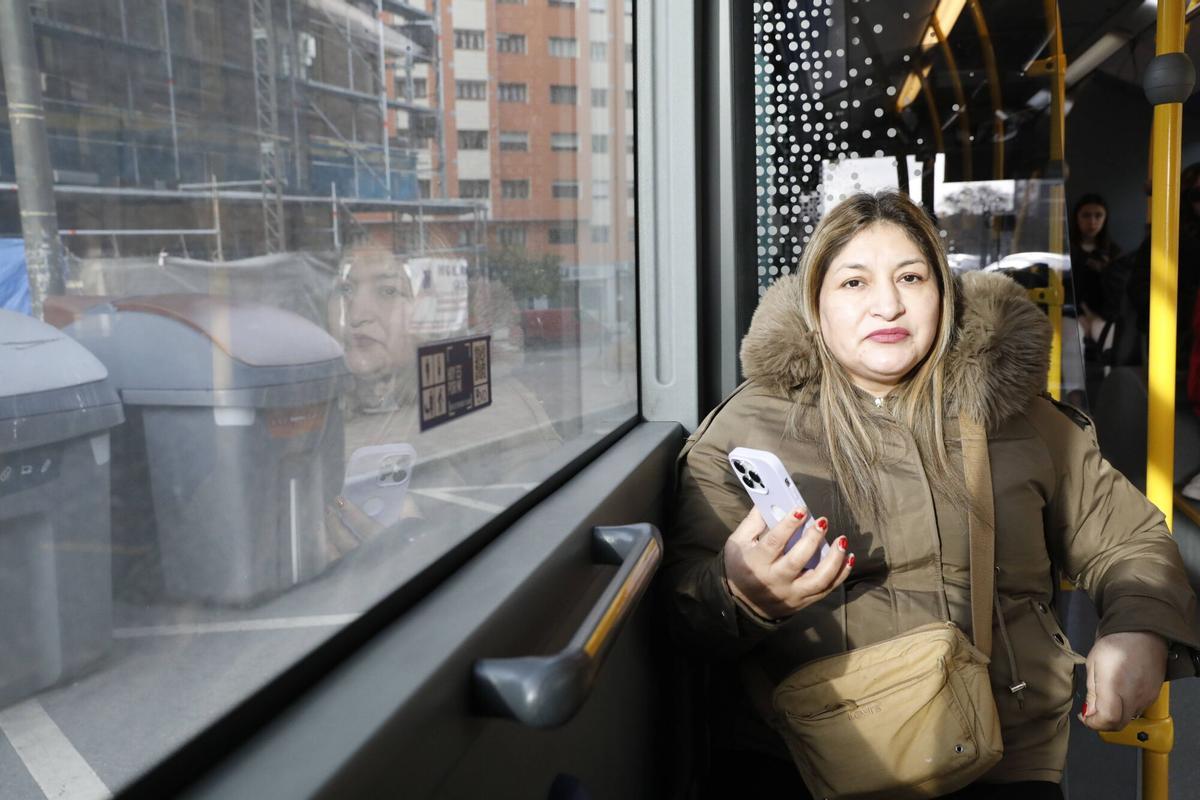 Sara Matías, en el autobús que cubre la línea con el hospital.