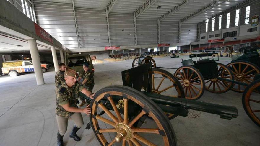 Miembros de la Guardia Real, ayer, colocando el material en el recinto ferial de Santullano.