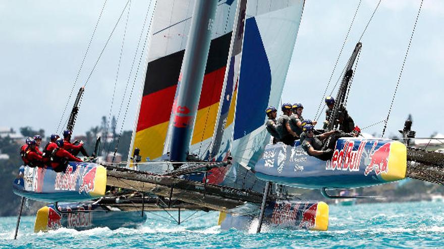 El &#039;Spanish Impulse&#039;, con Joel Rodríguez y Kevin Cabrera, navega en el primer día de la regata final de la &#039;Red Bull Youth America&#039;s Cup.