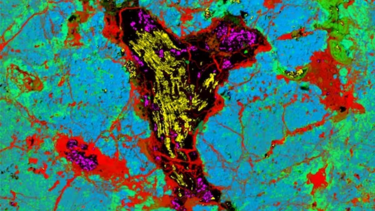 Distribución de lonsdaleita en amarillo, diamante en rosa, hierro en rojo, silicio en verde y magnesio en azul dentro de un meteorito detectado por microanálisis con sonda electrónica.