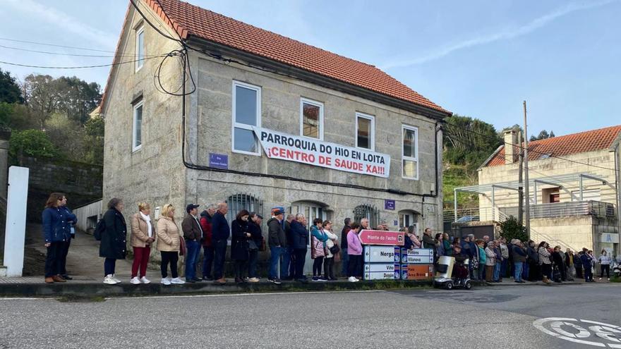 Los vecinos suben la presión por la sanidad y hoy rodean el centro de salud de Cangas