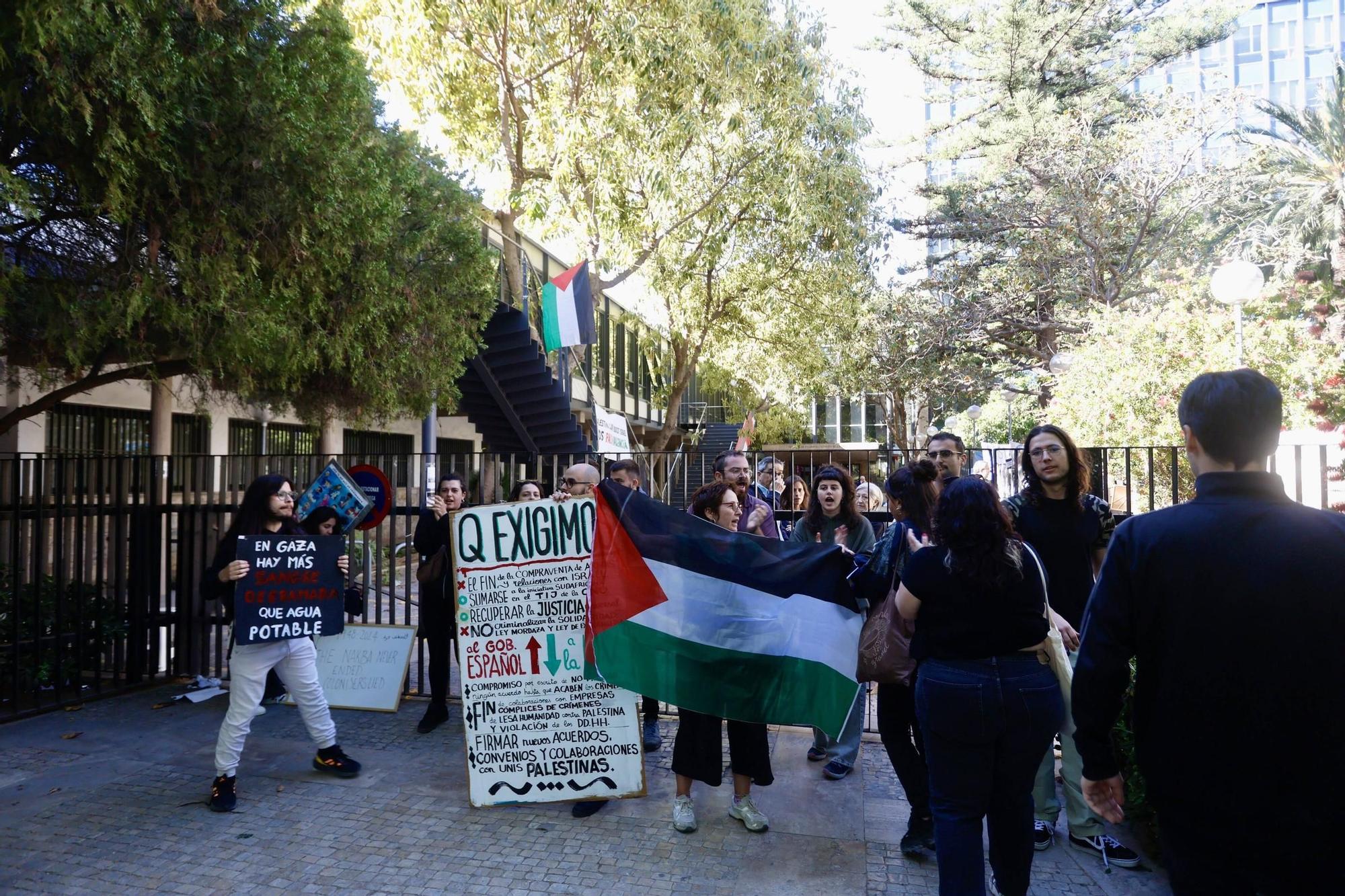Estudiantes de la Acampada por Palestina se encierran en la facultad de Filosofía de la UV