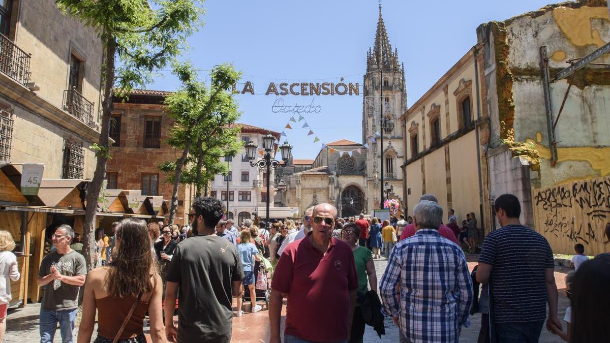 Las inmediaciones de la plaza de la Catedral llenas de gente en la Feria de la Ascensión el pasado año.
