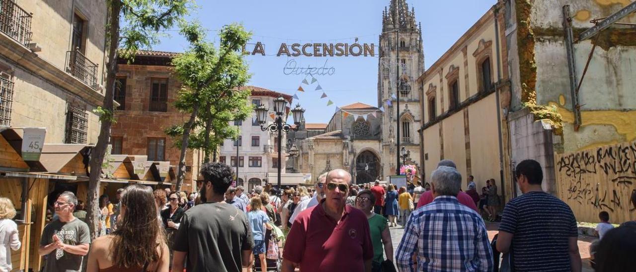 Las inmediaciones de la plaza de la Catedral llenas de gente en la Feria de la Ascensión el pasado año