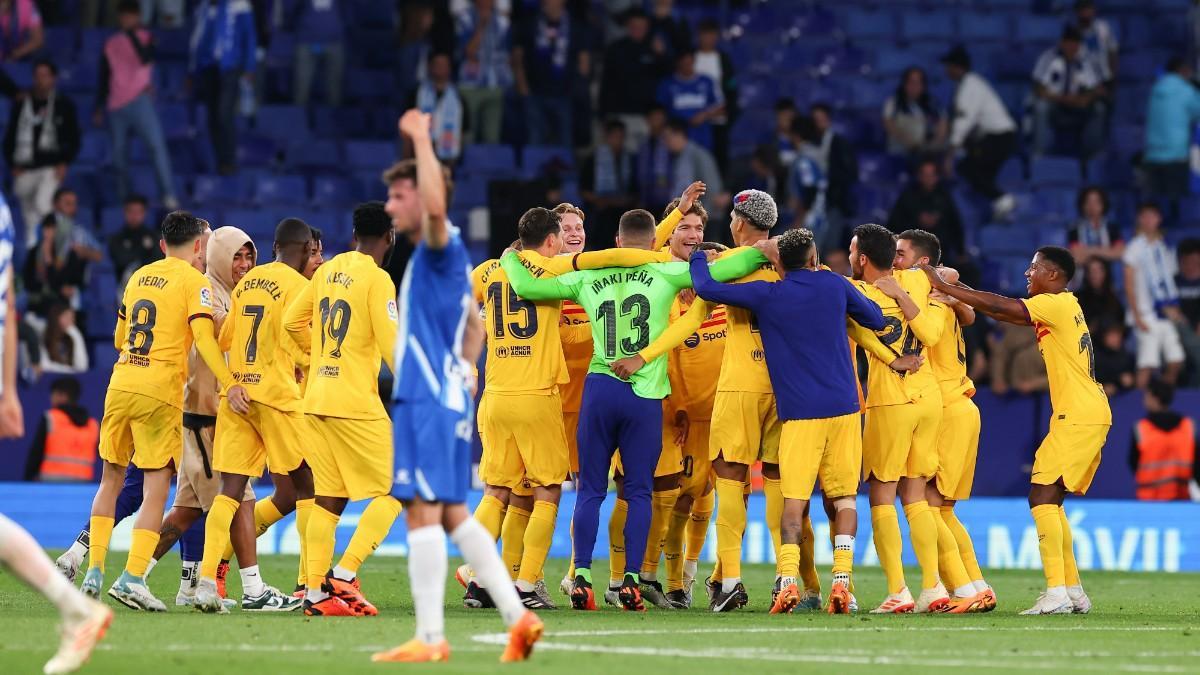 Los jugadores del Barça, celebrando el título en el RCDE Stadium