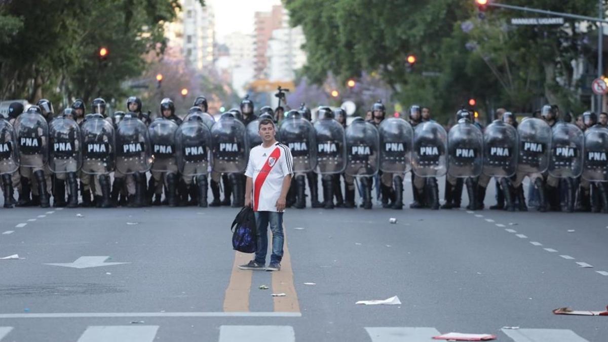 La imagen previa al caos frente al estadio del River Plate, en Buenos Aires.