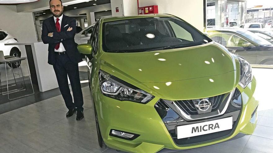 Pedro Miñano,  director general de Nissan Nigorra Baleares, junto al nuevo Micra en las instalaciones del polígono de Son Castelló.