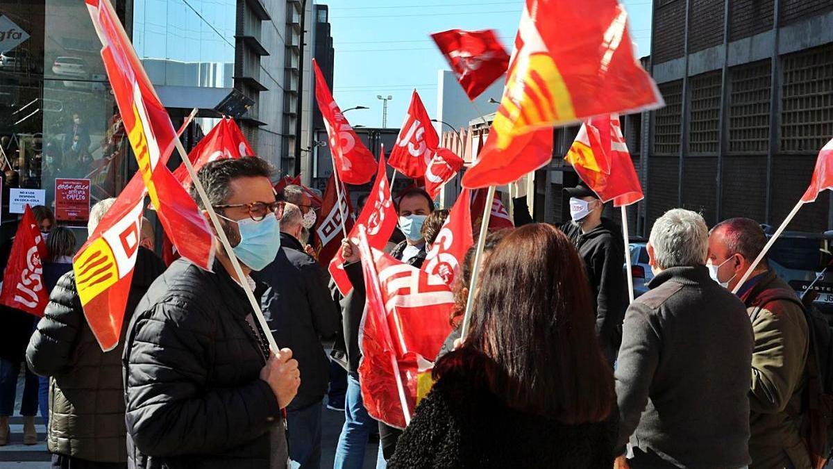 Protesta dels treballadors de Coca-Cola amenaçats per un ERO a Esplugues de Llobregat.