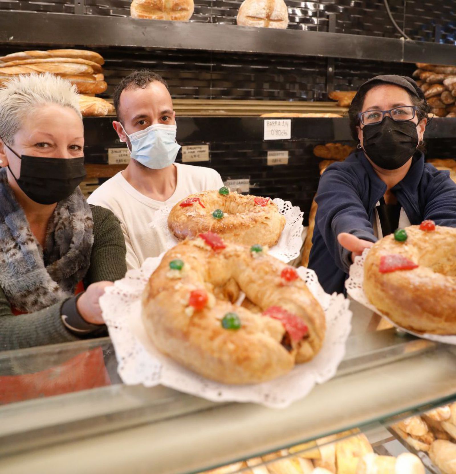  Inés Caneiro, Mohamed Ahmani y Mercedes Vecino presentan los roscones que venden en su local situado en centro comercial El Atrio de Avilés. |