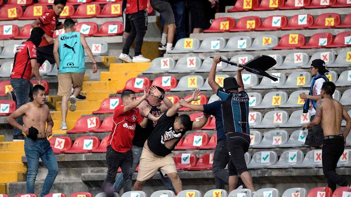 Decenas de heridos en una pelea multitudinaria en el partido Querétaro-Atlas en México.