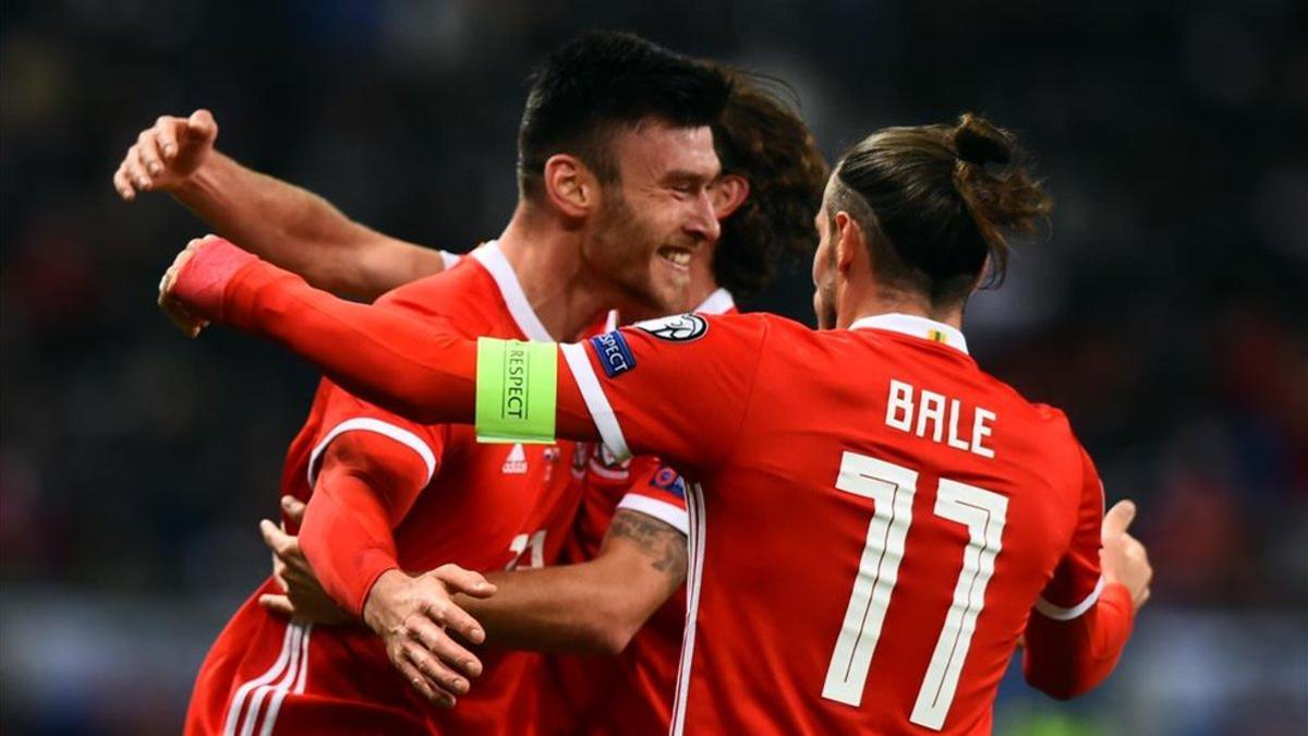 Bale celebra el 0-1 de Gales con su compañero Moore