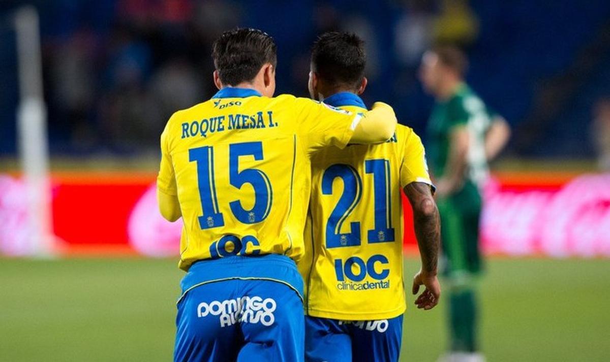 Roque Mesa, junto a Viera, de amarillos en Primera.