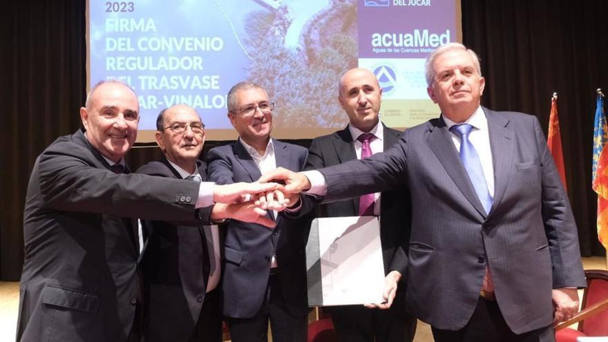 Teodoro Estrela, Ángel Urbina, Hugo Morán, Miguel Polo y Francisco Baratech, ayer en la firma del acuerdo. | ÁXEL ÁLVAREZ