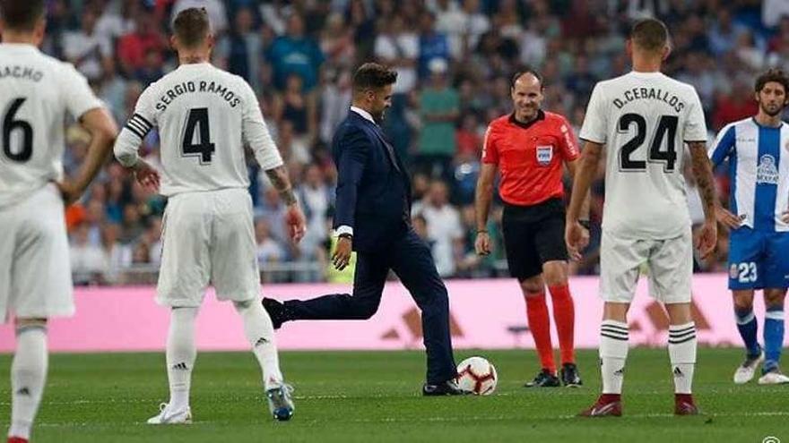 Carlos Garrote hace el saque de honor en el Santiago Bernabéu