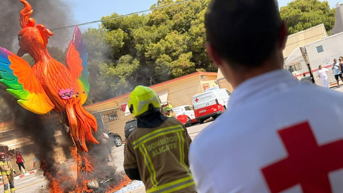Cremà del monumento "Renacer" en el Cibe de Cruz Roja de Alicante.