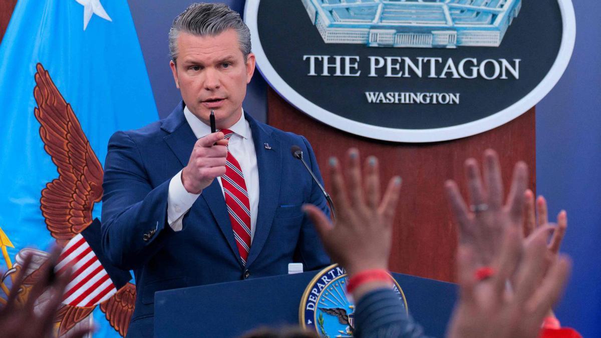 El secretari de Guerra dels EUA, Pete Hegseth, ahir durant una roda de premsa al Pentàgon. | CHIP SOMODEVILLA / AFP