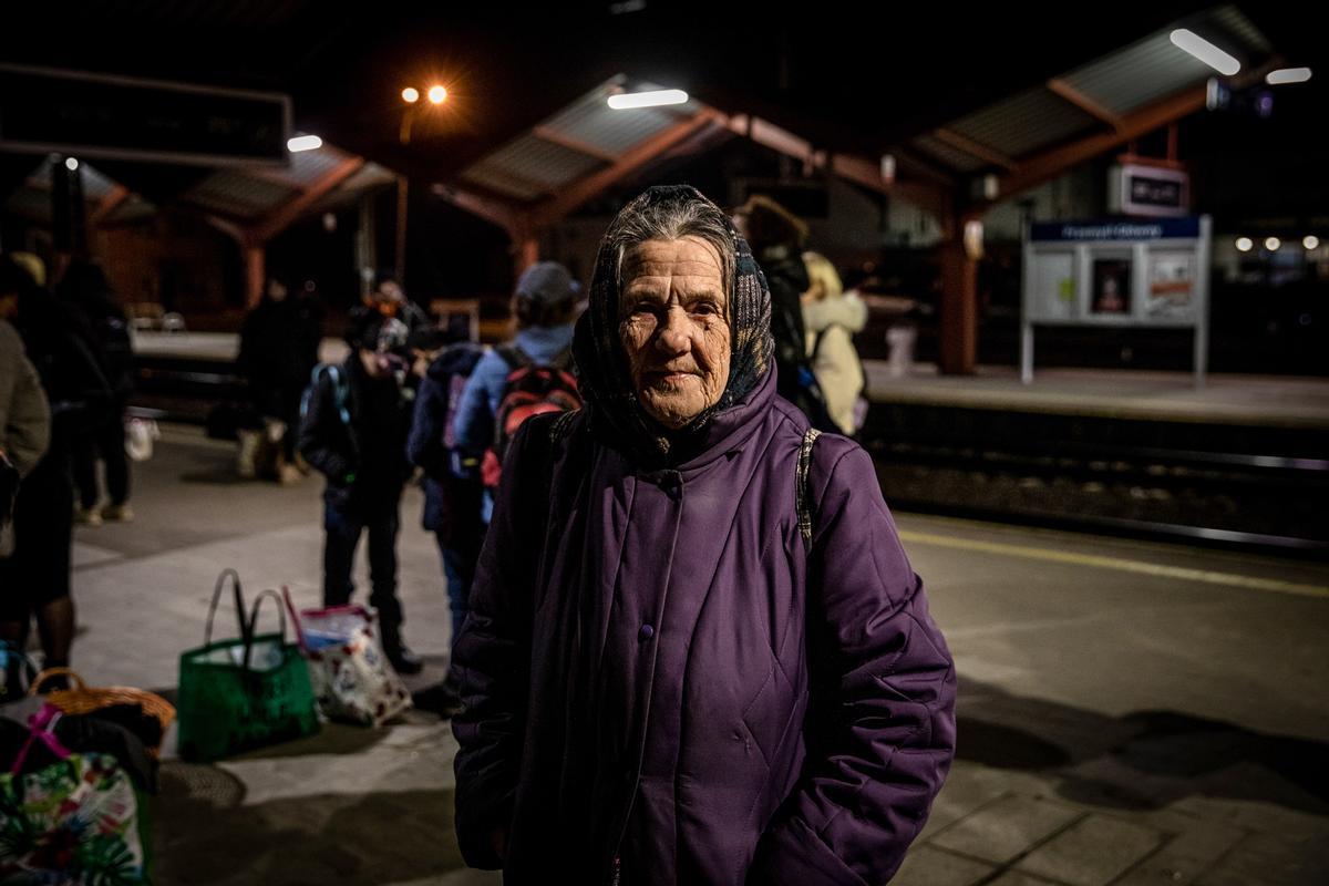 Una mujer refugiada procedente de Ucrania espera el tren en el andén de la estación polaca de Przemysl.