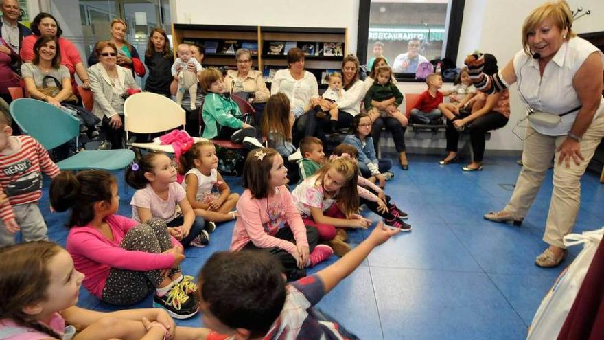 Un momento del cuentacuentos organizado ayer por el Ochobre Folk.