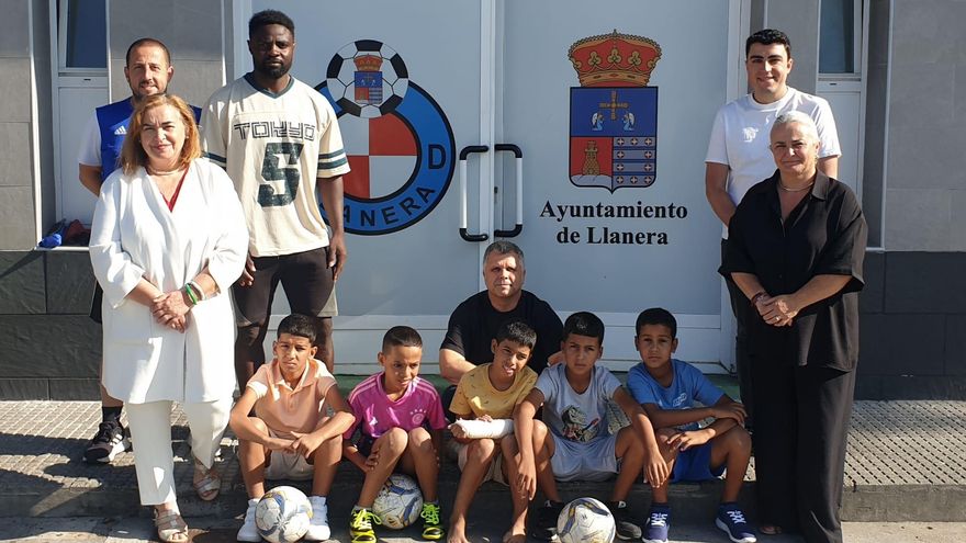 Los pequeños saharauis, con los concejales del Ayuntamiento de Llanera y miembros de la organización del campus U.D. Llanera.