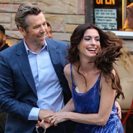La secuela de 'El diablo viste de Prada' tiene nuevo romance: Anne Hathaway y Patrick Brammall