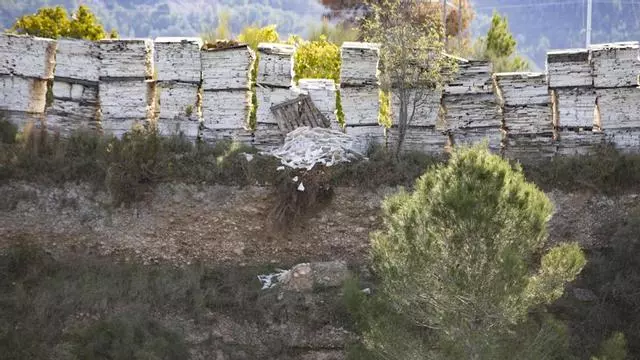 Acdema denuncia el vertido de restos de materiales de una campa abandonada sobre el Cànyoles