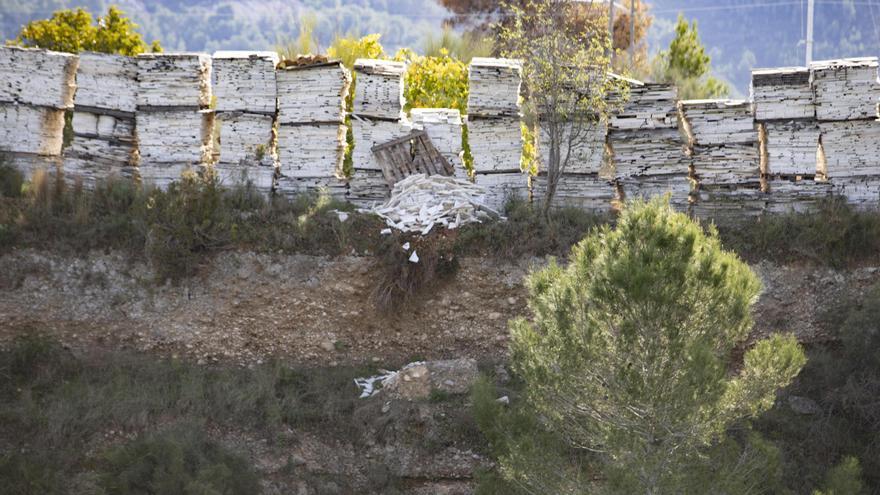 Acdema denuncia el vertido de restos de materiales de una campa abandonada sobre el Cànyoles