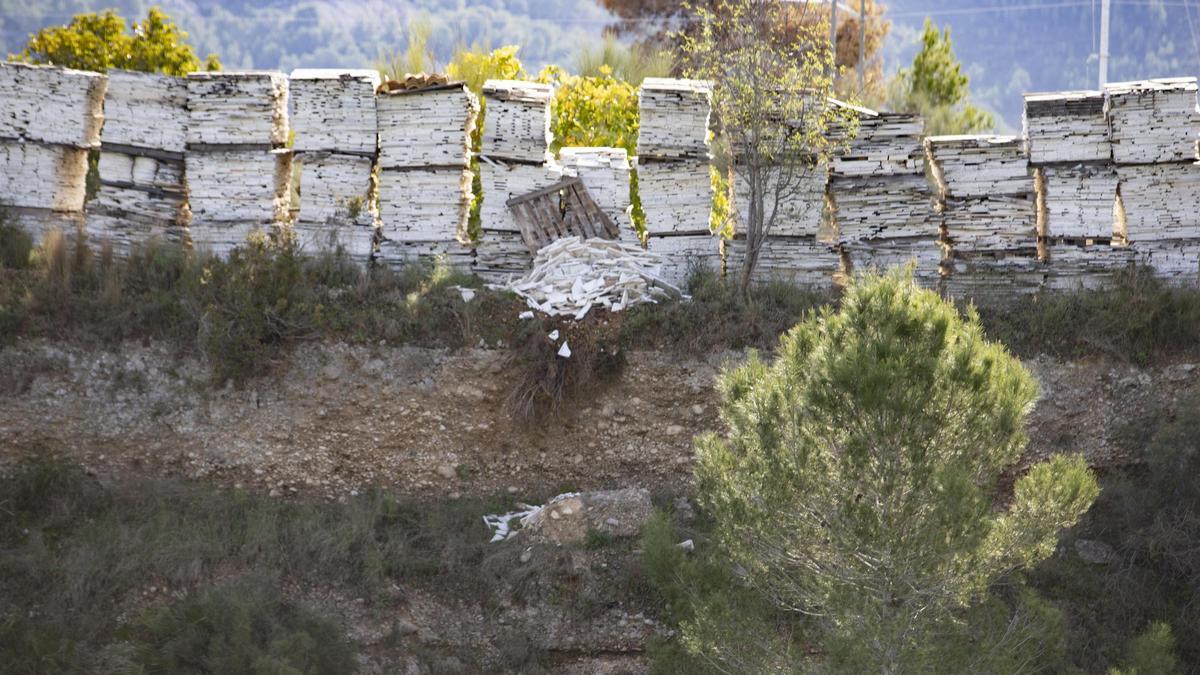 Acdema denuncia el vertido de restos de materiales de una campa abandonada sobre el Cànyoles